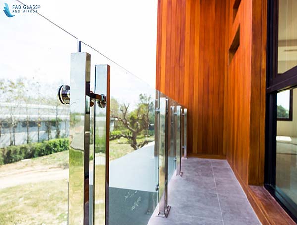 7 Key Features of Glass Railing That Give All Benefits and ...